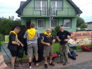 Niedaleko, pod płotem, rozłożyli się: od lewej ks. Robert, ks. Łukasz, ks. kierownik i Jacek